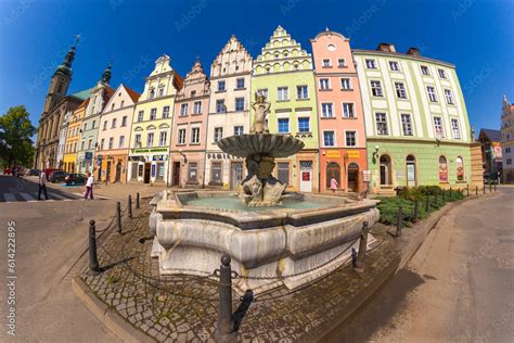 Fontanna I Zabytkowe Kamienice Mieszcza Skie W Centrum Nysy Stock