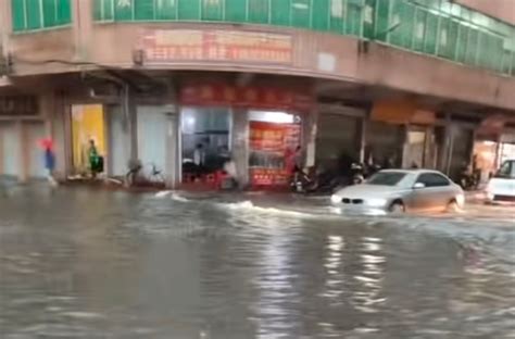 暴雨袭击连州 市区多处街道“水浸街”