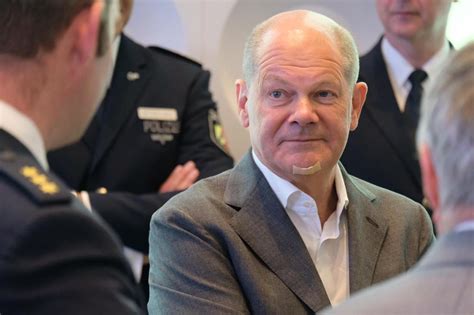 Kanzler Unfall Olaf Scholz Taucht Mit Pflaster Vor Polizisten Auf