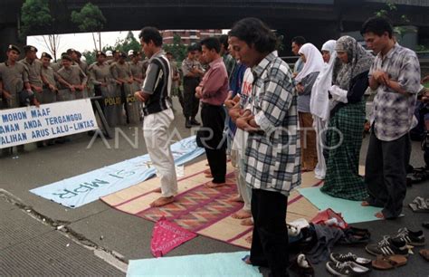 UNJUK RASA MAHASISWA HMI DI GEDUNG DPR ANTARA Foto