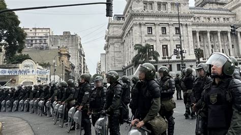 Ley Bases imágenes de los incidentes fuera del Congreso