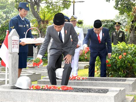 [foto] Hari Pahlawan Tahun 2023 Presiden Jokowi Pimpin Upacara Ziarah