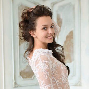 Get 4 Starlet Free Stripping And Nude Links At FreeOnes
