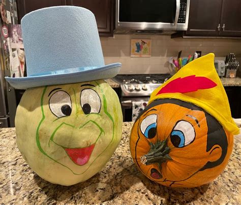 Jimminy And Pinocchio Pumpkins Creative Halloween Crafts Halloween Pumpkins Painted Disney