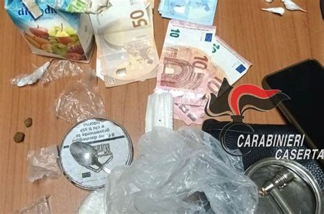 Rocca D Evandro Trovato Con La Droga Aggredisce I Carabinieri