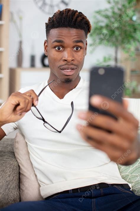 Fundo Homem Africano Surpreso Segurando O Telefone Olhando Para O