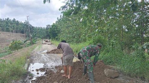 Wujud Kepedulian Kepada Warga Gotong Royong Timbun Jalan Berlubang