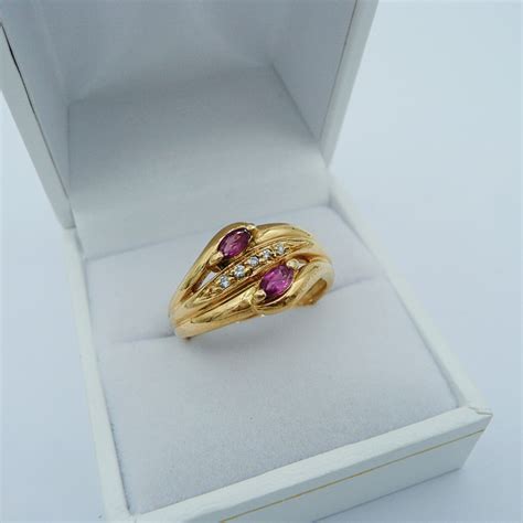 Bague Or Jaune Carats Sertie D Eclats De Diamants Et Pierres Rose