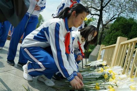 青山埋忠骨 浩气励后人——记第三党支部党员同志带领学生瞻仰十二桥烈士陵园活动 成都七中八一学校