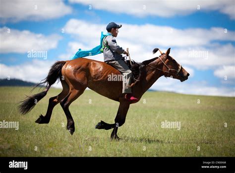 Mongolian horse racing hi-res stock photography and images - Alamy