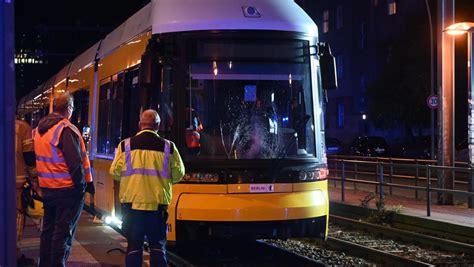 Berlin Mitte Tram erfasst Frau lebensgefährliche Verletzungen