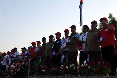 M S De Mil Holguineros Desfilaron Este De Mayo