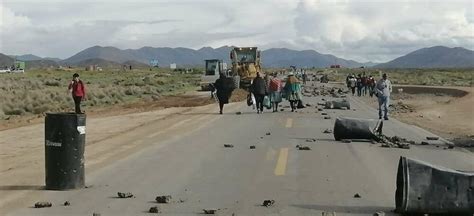 Originarios del norte de Potosí bloquean la carretera que conecta a