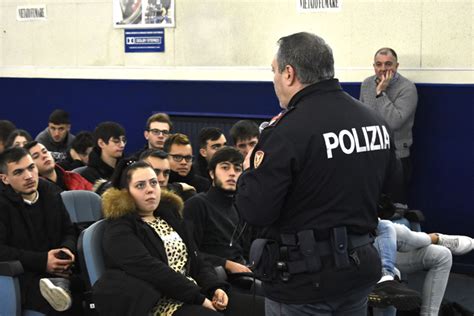 Train To Be Cool Le Foto Dellincontro Con La Polizia Ferroviaria Del