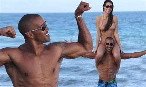 Criminal Minds Actor Shemar Moore Gives Bikini Clad Pal A Lift On The Beach Daily Mail Online