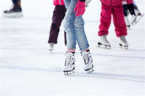 Pies Patinando En La Pista De Hielo Foto Premium