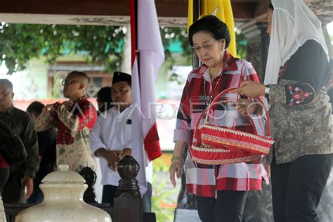 Megwati Berziarah Ke Makam Presiden Sukarno Antara Foto