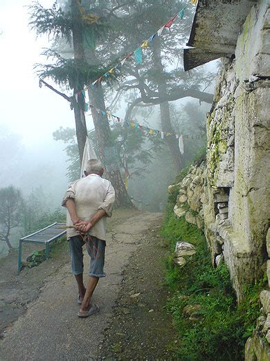 Mc Leod Ganj Dharamsala Marche Dans Le Brouillard Dharamsala