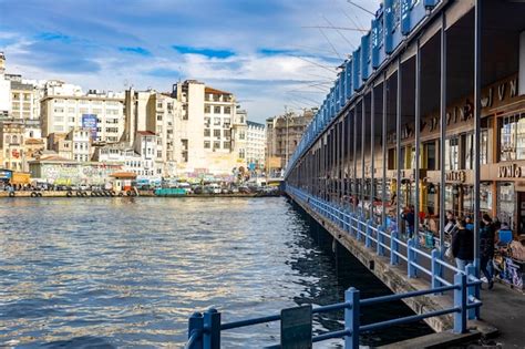 Istambul Turquia De Janeiro De Pescadores Pescam Na Ponte