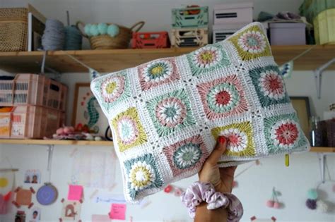 Crocheter Un Coussin En Granny Squares Tuto D Taill En Photos