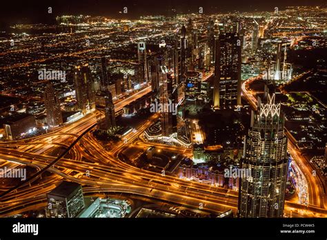 Vue Aérienne Du Centre Ville De Dubaï Et Gratte Ciel Dans La Nuit Du