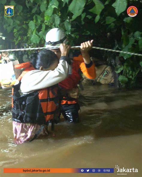 Indonesia Deadly Floods In Jakarta Thousands Evacuate In Aceh