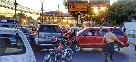 Múltiple Accidente De Tránsito En San Salvador Deja Varios Lesionados Diario El Salvador