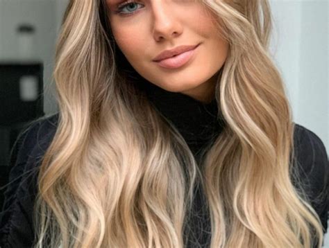 Blonde Haare mit Strähnen und hilfreiche Pflegetipps