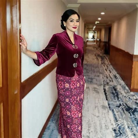 Inspirasi Kebaya Ala Artis Yang Penuh Pesona Dan Fashionable Dari Titi