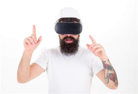 Homem A Barba Em Vidros De Vr E Em Capacete Fundo Branco Moderno