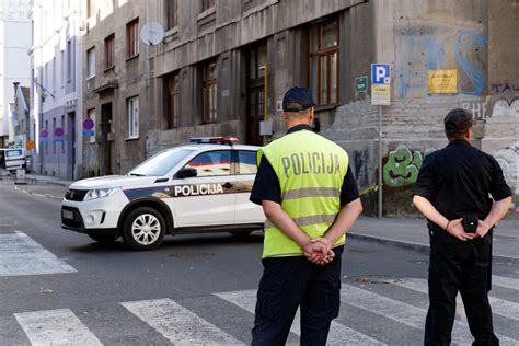 Uznemiruju I Video Mu Karac Pretukao Devojku Pored Policijske Stanice U