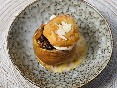 Bratapfel Mit Nuss Frucht F Llung An Vanilleeis Rezept Kochbar De