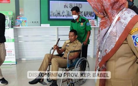 Cidera Usai Sparing Bola Pj Gubernur Babel Terpaksa Pakai Kursi Roda