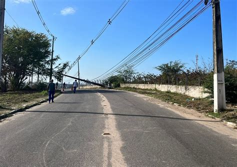 Carro Roubado Bate Derruba Poste E Avenida Interditada Em Natal