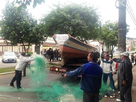 G1 Pescadores Interditam Avenida Mauro Ramos Em Protesto Na Capital