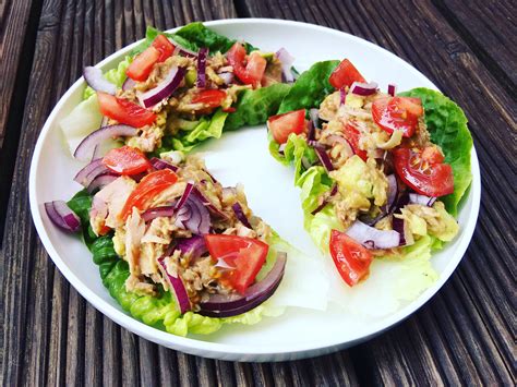 Avocado Thunfisch auf Salat low carb voller Eiweiß und superschnell