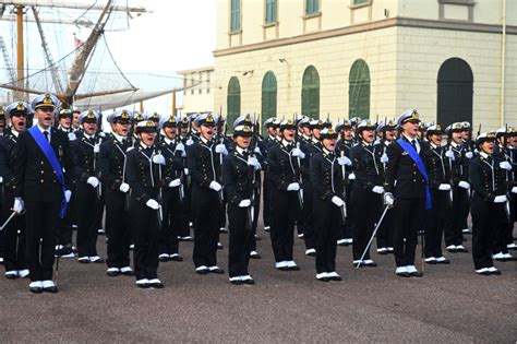 Marina Militare Giurano Gli Allievi Ufficiali Dell Accademia Navale Di