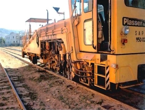 Uma Viagem Pelos Trilhos Da Centro Oeste M Quina Plasser Em Ribeir O