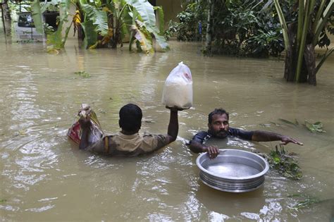 800 000 Displaced In Flooding In Southern Indian State Ap News