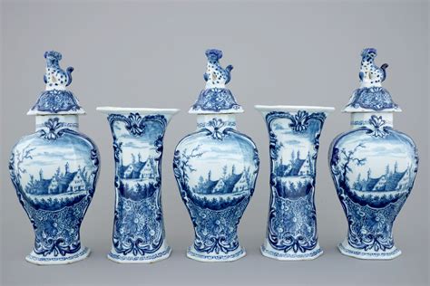 Een Kaststel Van Vazen In Blauw Wit Delfts Aardewerk Met