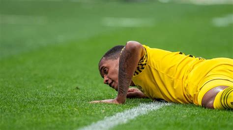 BVB Schock bei Manuel Akanji Trainer bestätigt längeren Ausfall