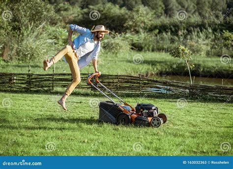 Homem Cortador De Grama No Quintal Imagem De Stock Imagem De