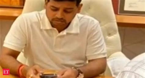 Eknath Shinde Maharashtra Eknath Shinde S Son Seen Sitting On Cm S