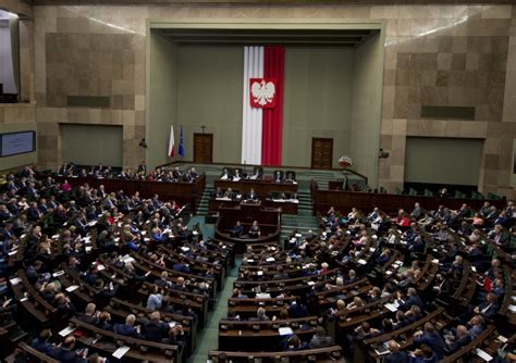 PiS blisko samodzielnej większości w Sejmie KO daleko w tyle