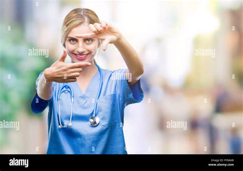 Belle Jeune Femme Blonde Infirmi Re M Decin Chirurgien Sur Fond Isol Du Ch Ssis En Souriant