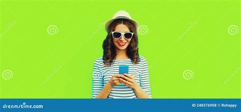 Retrato De Una Joven Sonriente Feliz Con Un Smartphone Con Sombrero De