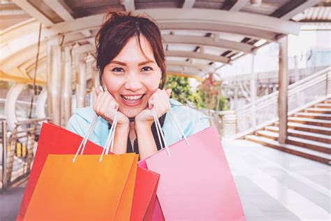 Mujer Feliz Con Los Panieres Que Goza En Compras Mujeres Que Hacen