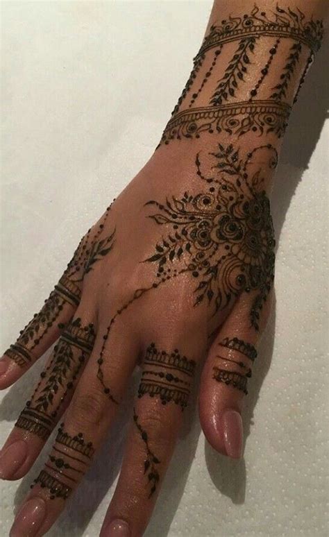 Épinglé par NeAr S S sur mehndi Tatouage au henné Modèles de henné