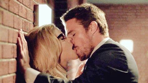 Oliver And Felicity Kiss Arrow 06x04 Olicity Arrow Oliver And