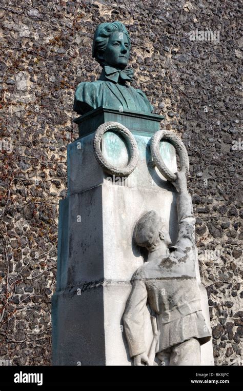 Edith cavell statue norwich hi-res stock photography and images - Alamy